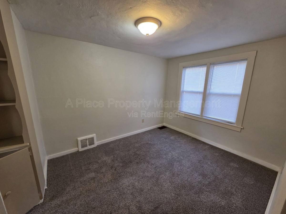 House for rent at 338 La Motte Lane, Saint Louis, MO 63135