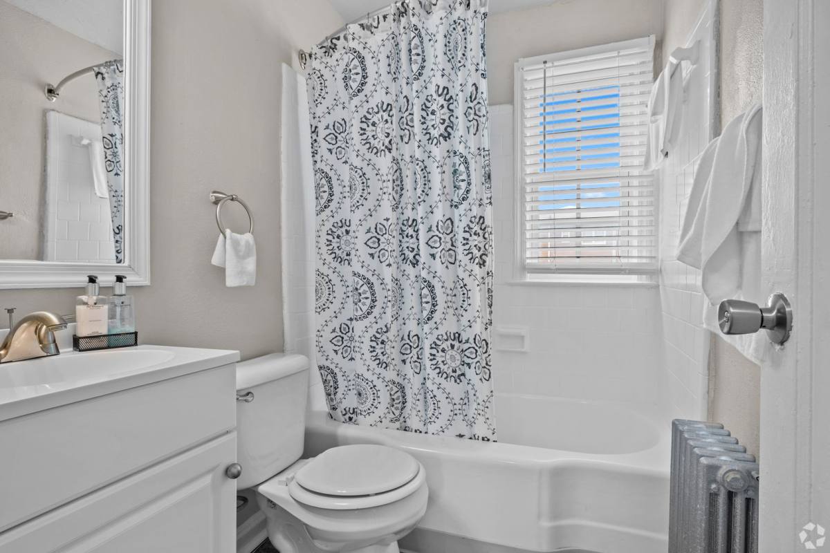 Apartment for rent at 9 Seminole Dr, Portsmouth, VA 23702