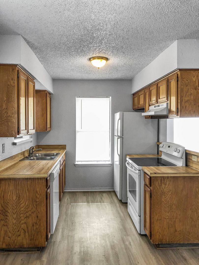 Townhouse for rent at 821 N Mesquite St, Arlington, TX 76011