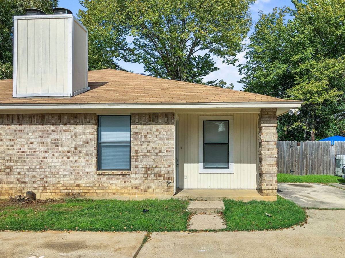Townhouse for rent at 821 N Mesquite St, Arlington, TX 76011