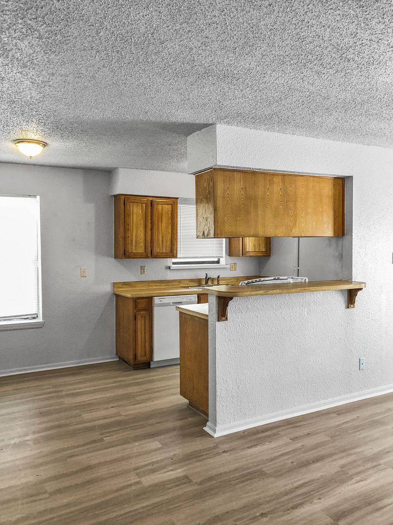 Townhouse for rent at 821 N Mesquite St, Arlington, TX 76011