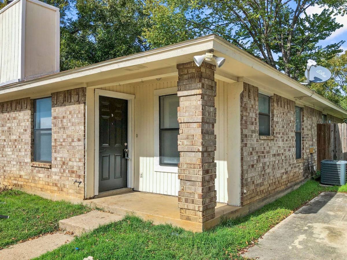 Townhouse for rent at 821 N Mesquite St, Arlington, TX 76011