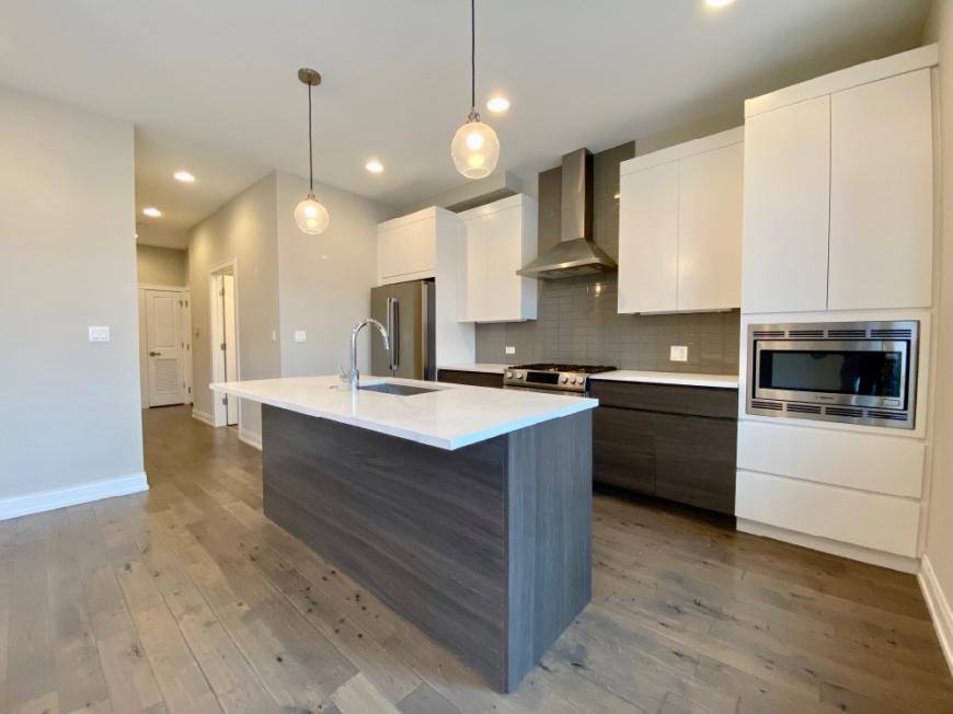 Apartment for rent at 317 W Evergreen Ave, 303 #303, Chicago, IL 60610