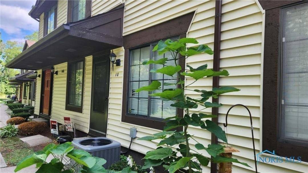 Condo for rent at Ottawa Woods Condominiums, 4515 W Bancroft St #9 10, Toledo, OH 43615