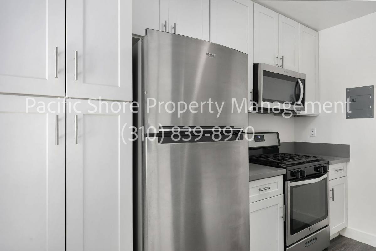 Apartment for rent at 868 N W Knoll Dr, West Hollywood, CA 90069
