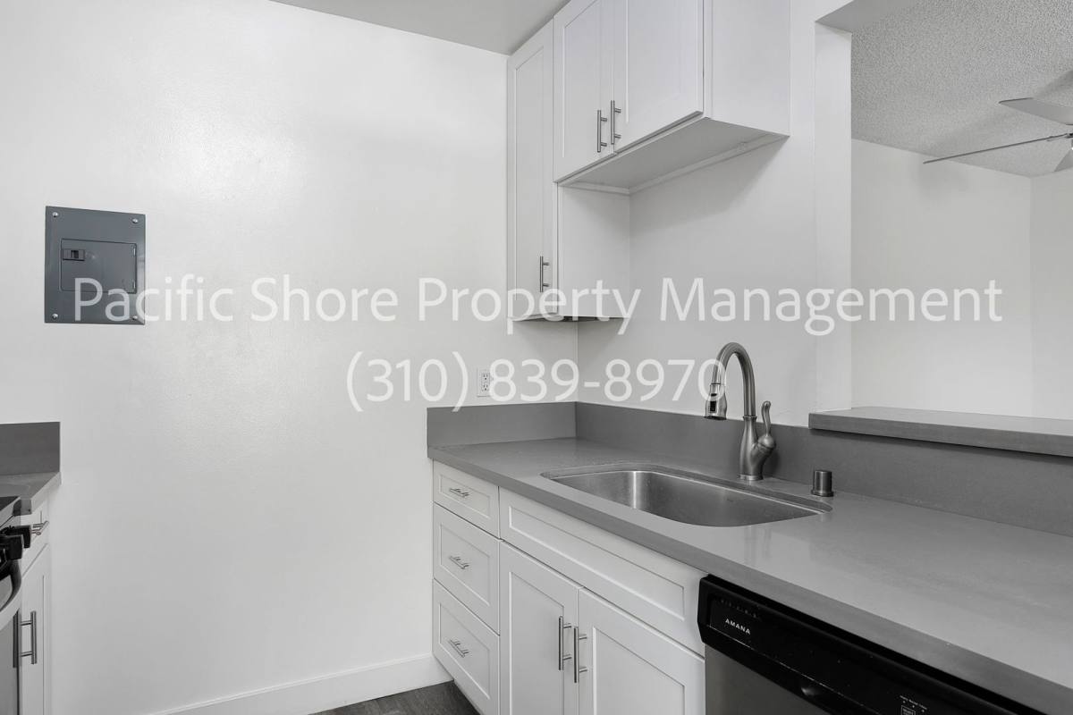 Apartment for rent at 868 N W Knoll Dr, West Hollywood, CA 90069