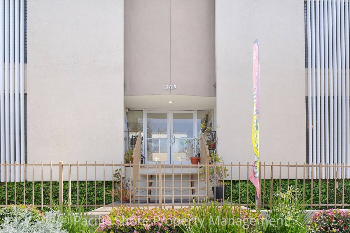 Apartment for rent at 868 N W Knoll Dr, West Hollywood, CA 90069
