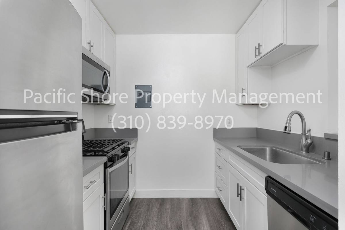 Apartment for rent at 868 N W Knoll Dr, West Hollywood, CA 90069