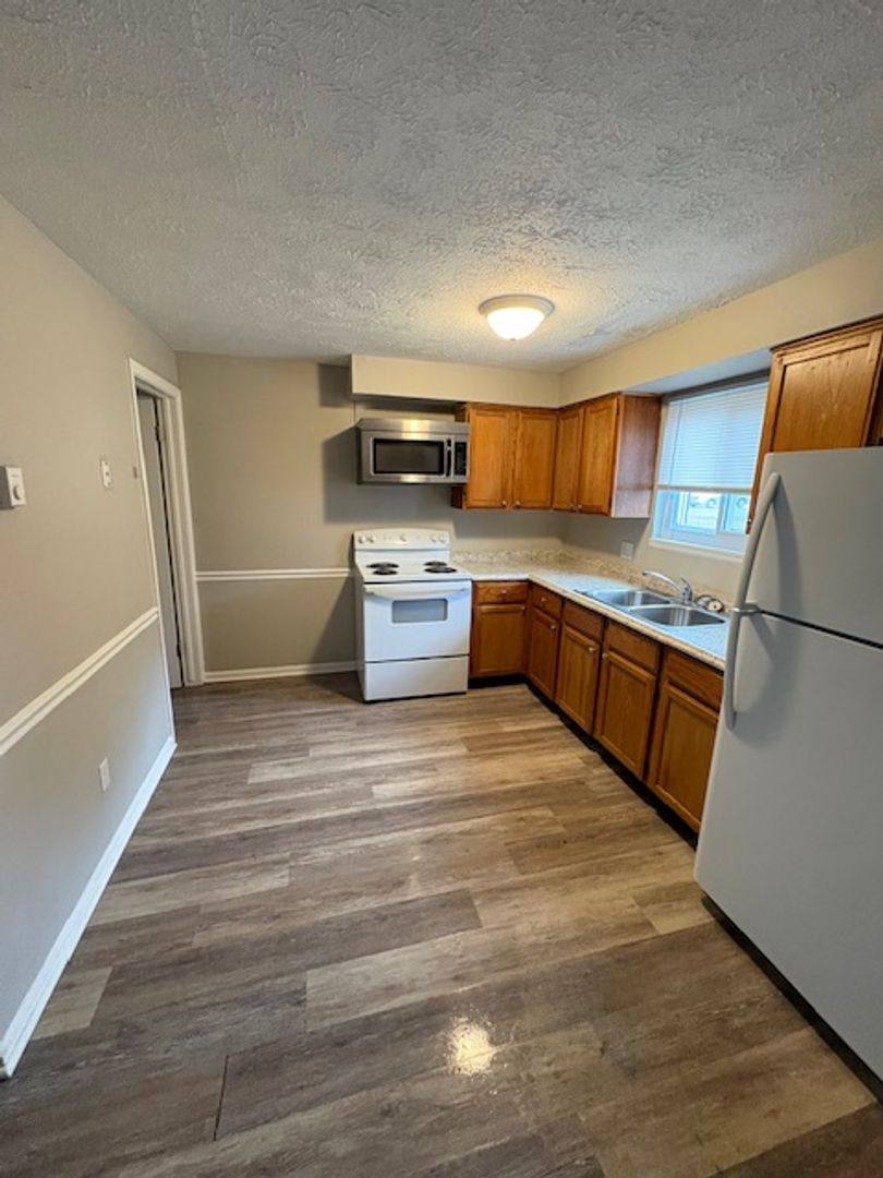 Apartment for rent at 1424 N Chapel St, Louisville, OH 44641