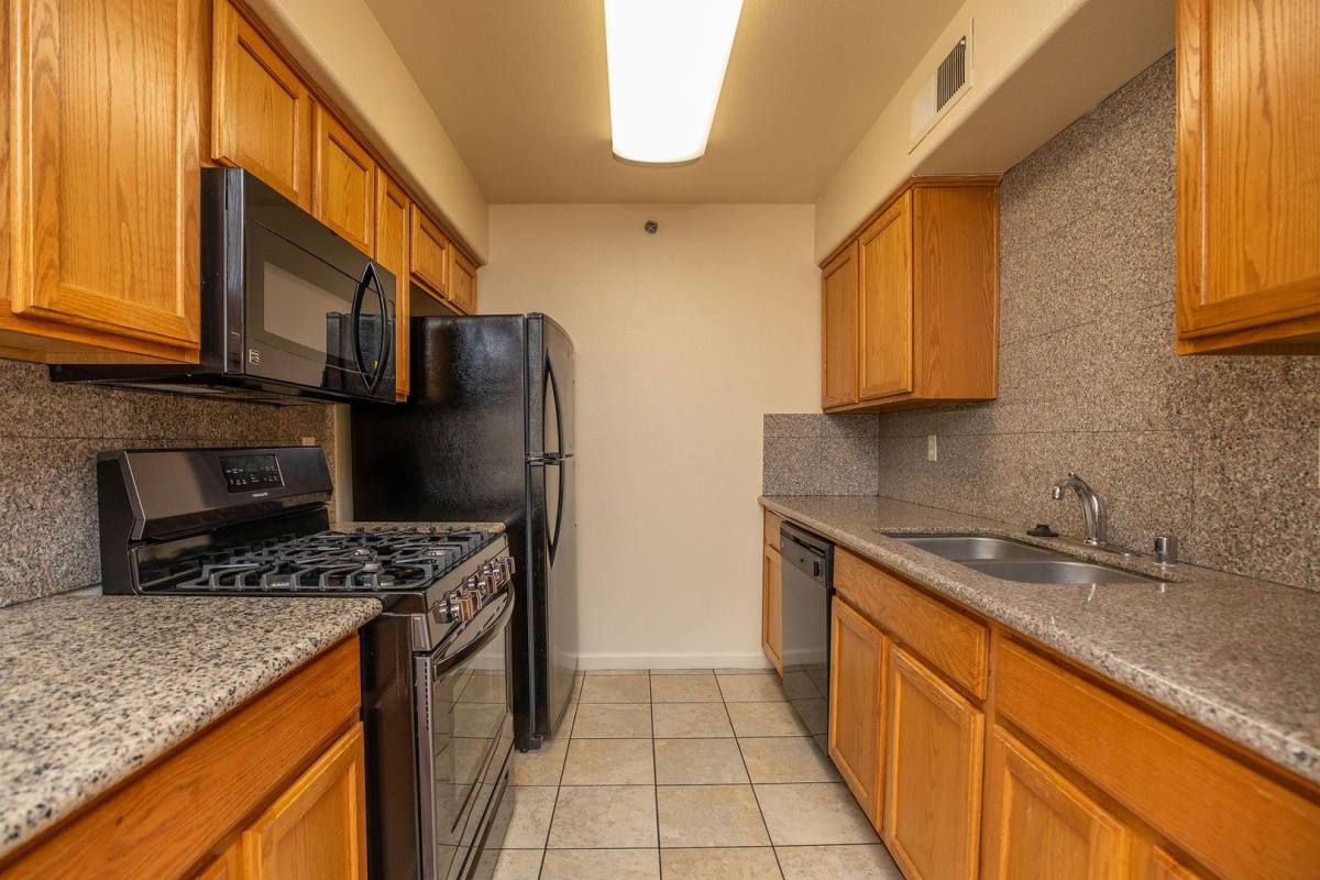 Townhouse for rent at 3655 W San Jose Ave, Fresno, CA 93711