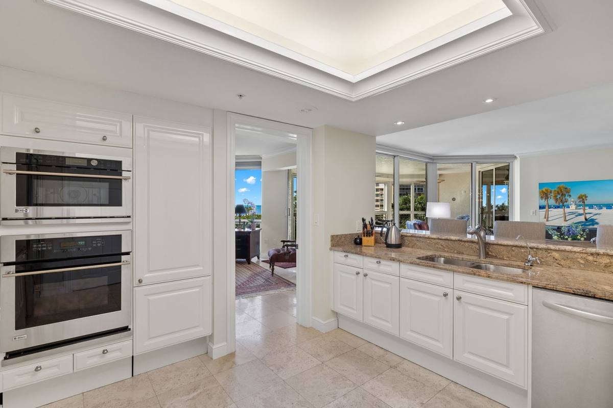 Apartment for rent at 4021 Gulf Shore Blvd N, Naples, FL 34103