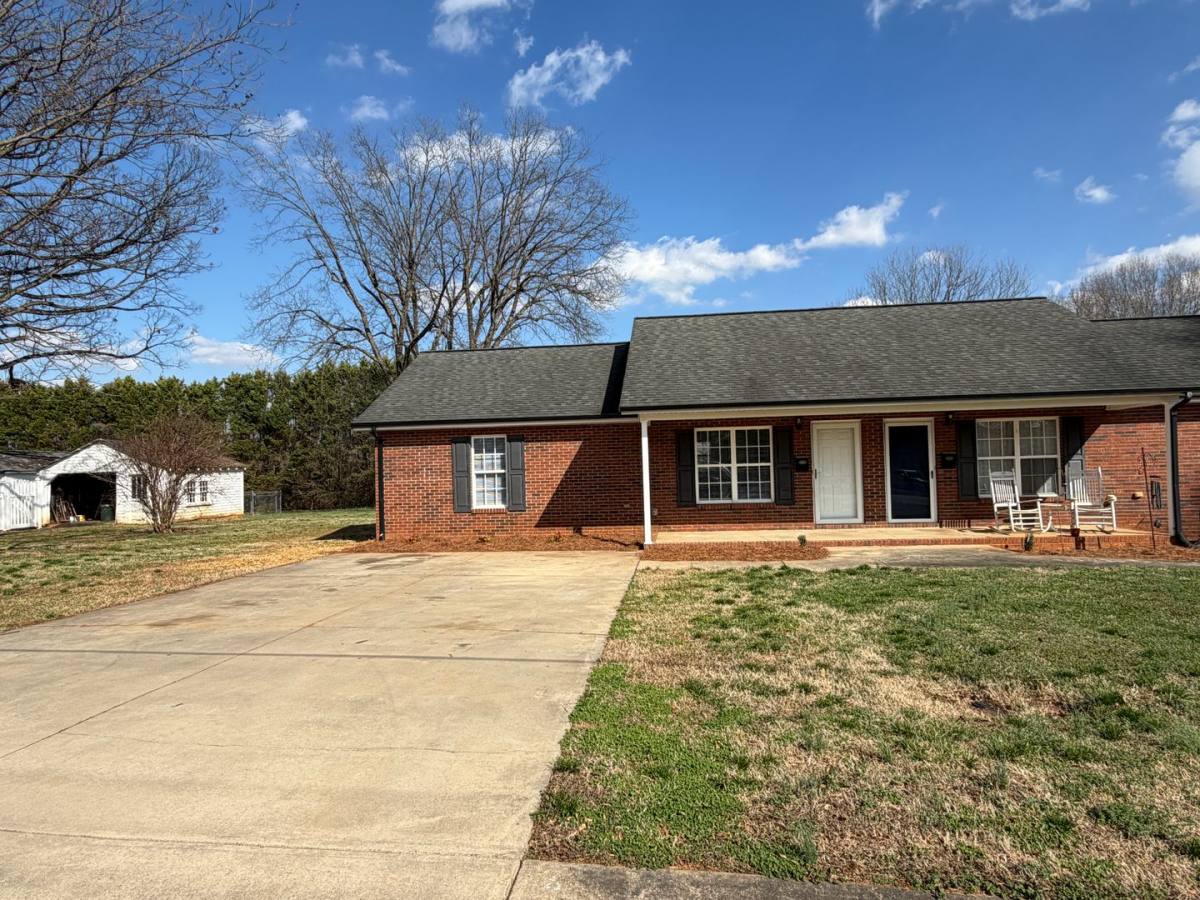 Apartment for rent at 505 N 1st Ave, Newton, NC 28658