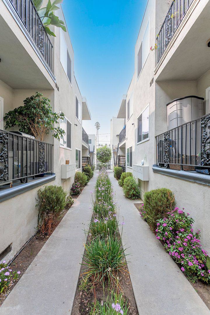 Apartment for rent at 1044-1048 7th St, Santa Monica, CA 90403