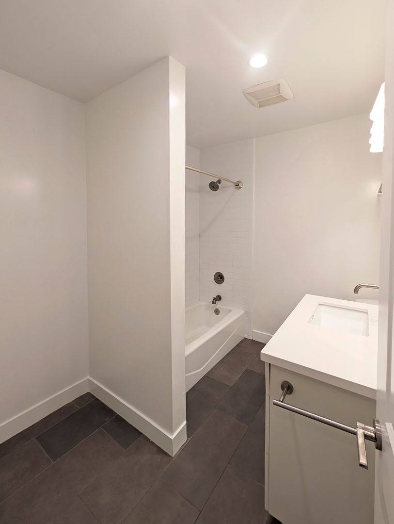 Apartment for rent at 1044-1048 7th St, Santa Monica, CA 90403