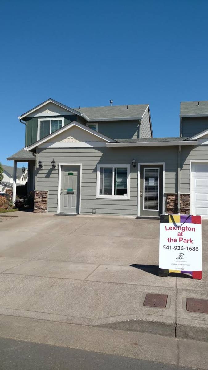 Townhouse for rent at 3511 25th Court SE, Albany, OR 97322