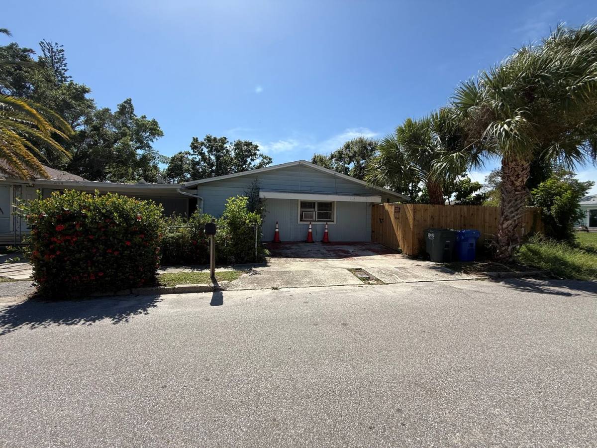 Apartment for rent at 702 21st Ave W, Bradenton, FL 34205