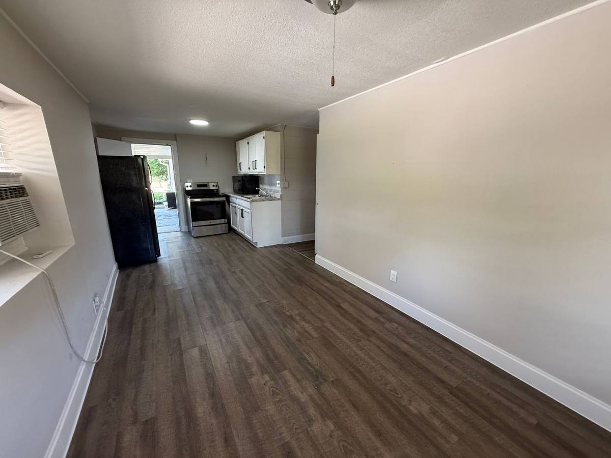 Apartment for rent at 702 21st Ave W, Bradenton, FL 34205