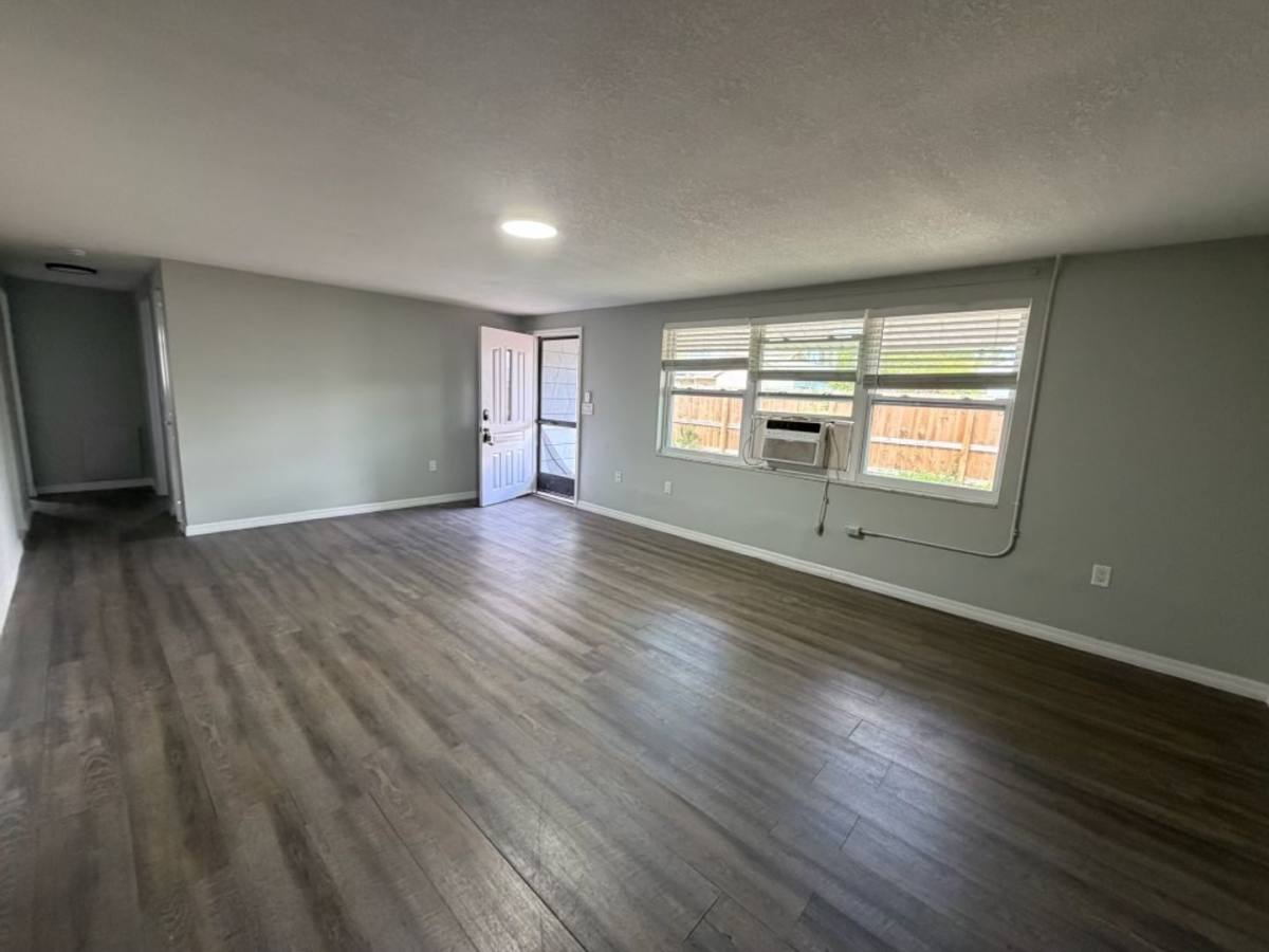 Apartment for rent at 702 21st Ave W, Bradenton, FL 34205