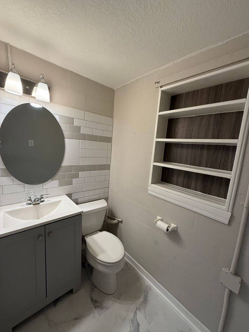 Apartment for rent at 702 21st Ave W, Bradenton, FL 34205