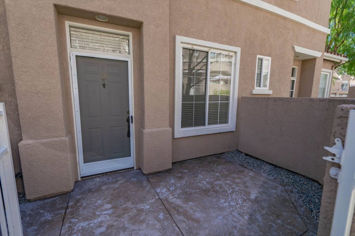 Townhouse for rent at 25712 Holiday Circle, Newhall, CA 91321