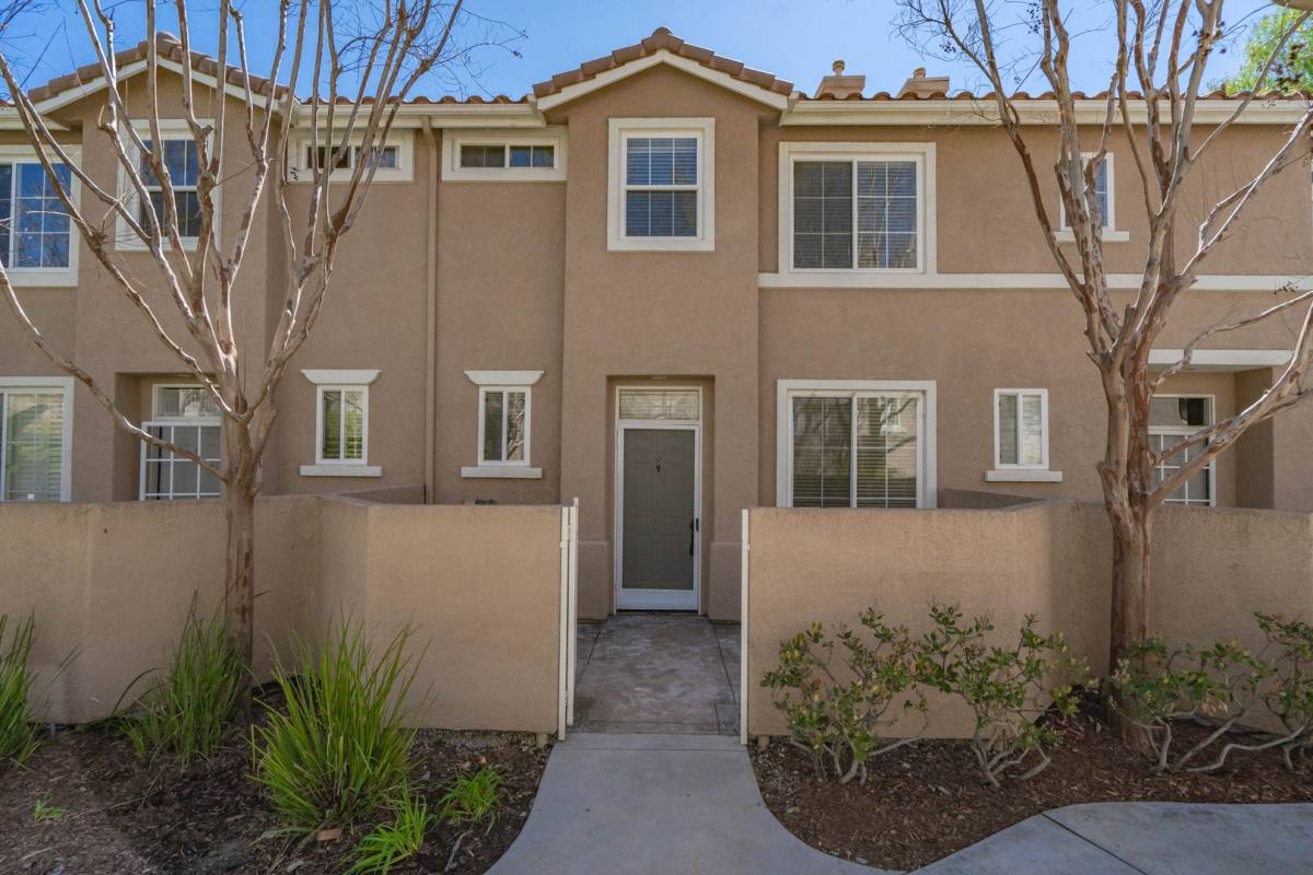 Townhouse for rent at 25712 Holiday Circle, Newhall, CA 91321