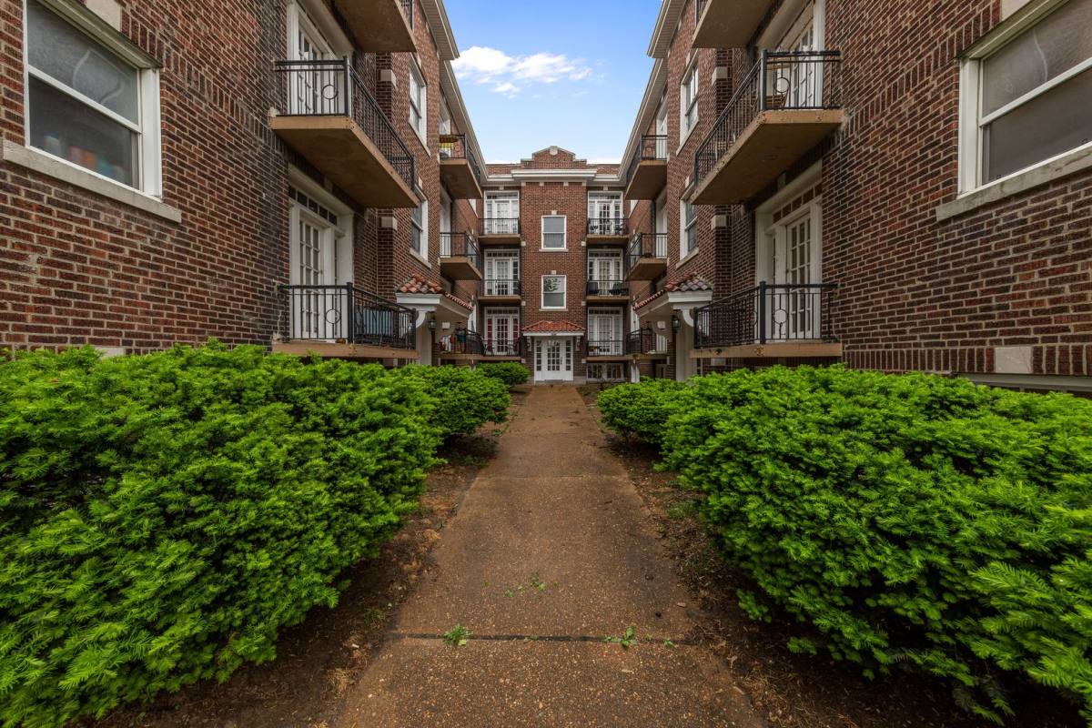 Apartment for rent at 2622-26 S Kingshighway, Saint Louis, MO 63139