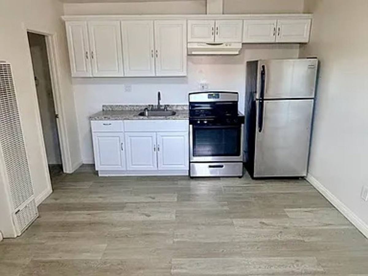 Apartment for rent at 402 Orange Ave 1209-1211 E, Long Beach, CA 90802