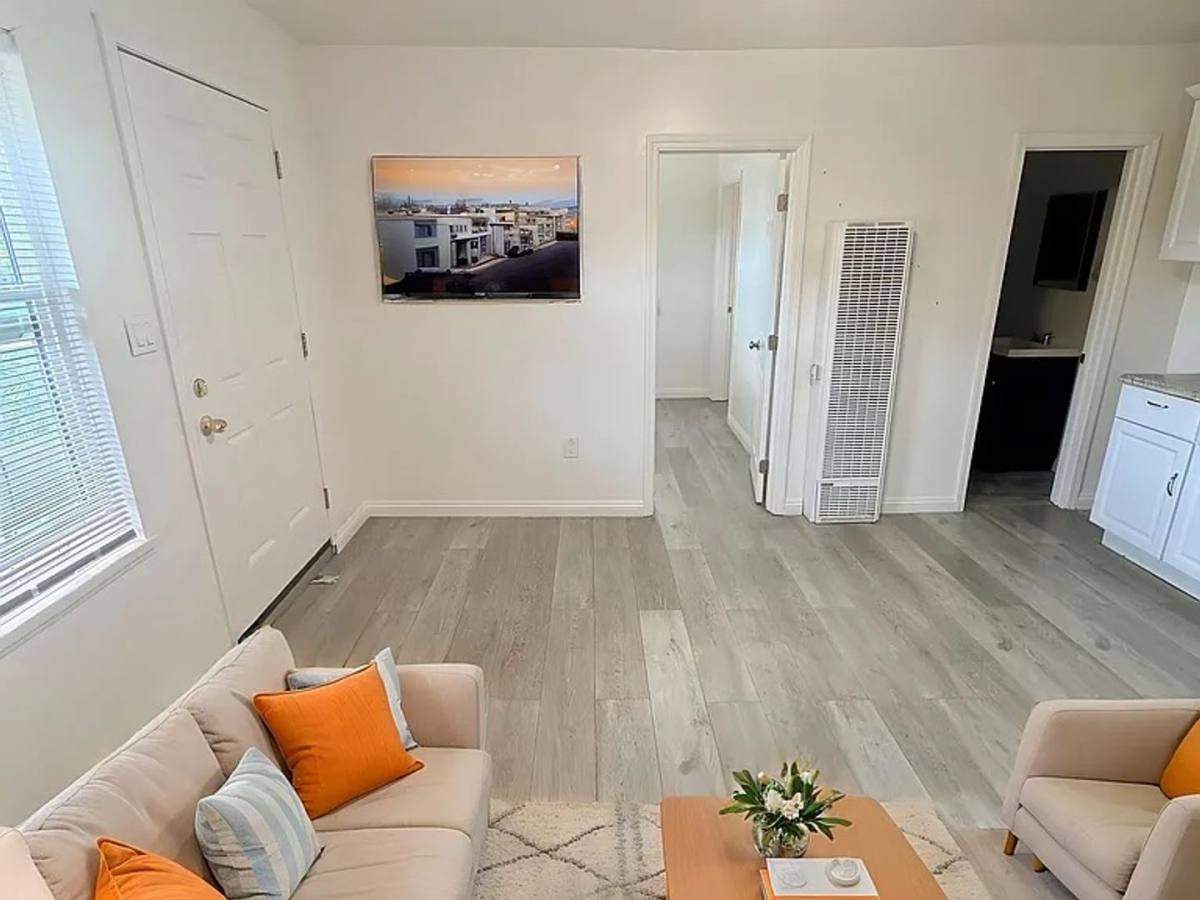 Apartment for rent at 402 Orange Ave 1209-1211 E, Long Beach, CA 90802