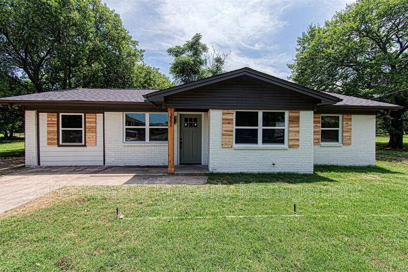 House for rent at 551 E Burks St, Pilot Point, TX 76258
