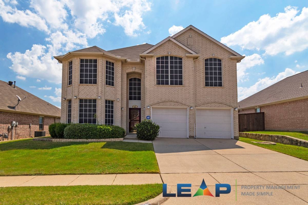 House for rent at 2216 Oak Park Dr, Bedford, TX 76021