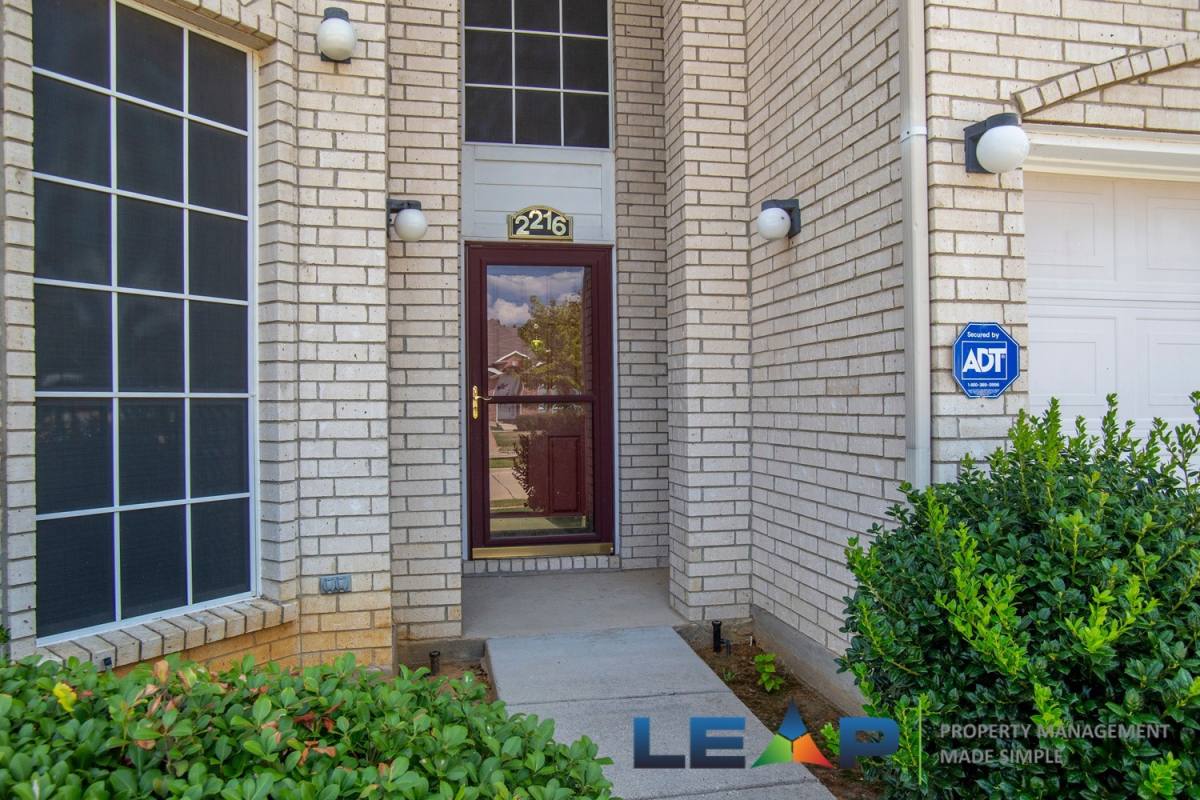 House for rent at 2216 Oak Park Dr, Bedford, TX 76021