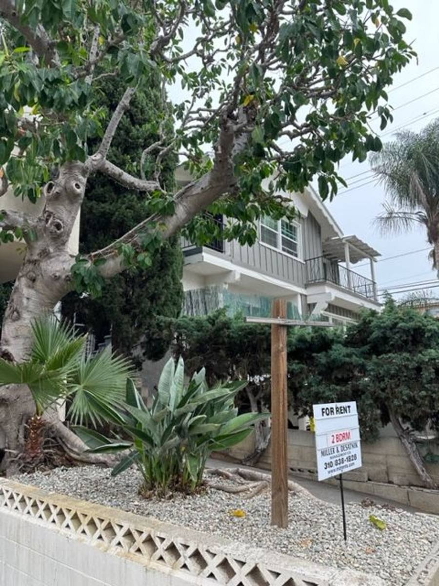 Apartment for rent at 11707 Goshen Ave, Los Angeles, CA 90049