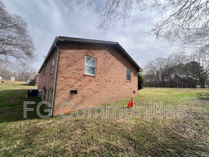 House for rent at 5212 Lewis Rd, Gastonia, NC 28052