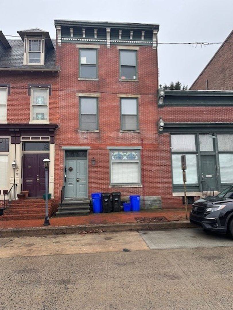 Apartment for rent at 570 Race St, Harrisburg, PA 17104