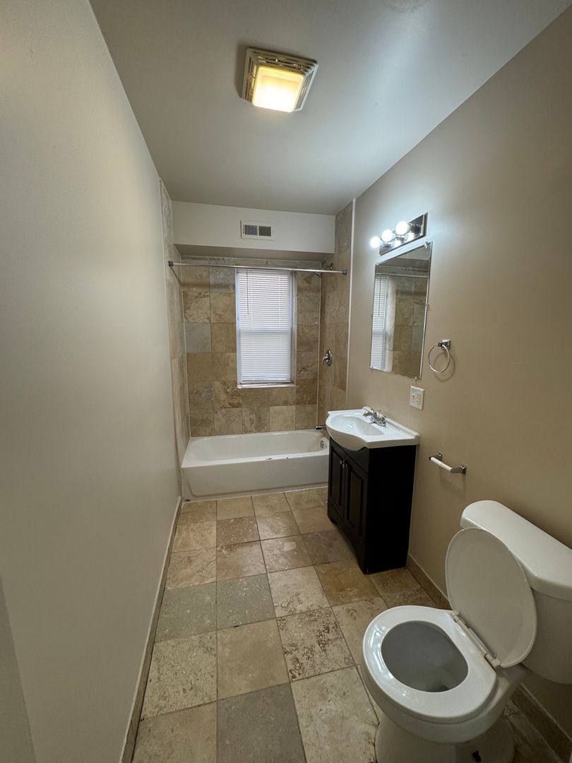Apartment for rent at 4828-4830 W Adams St, Chicago, IL 60644