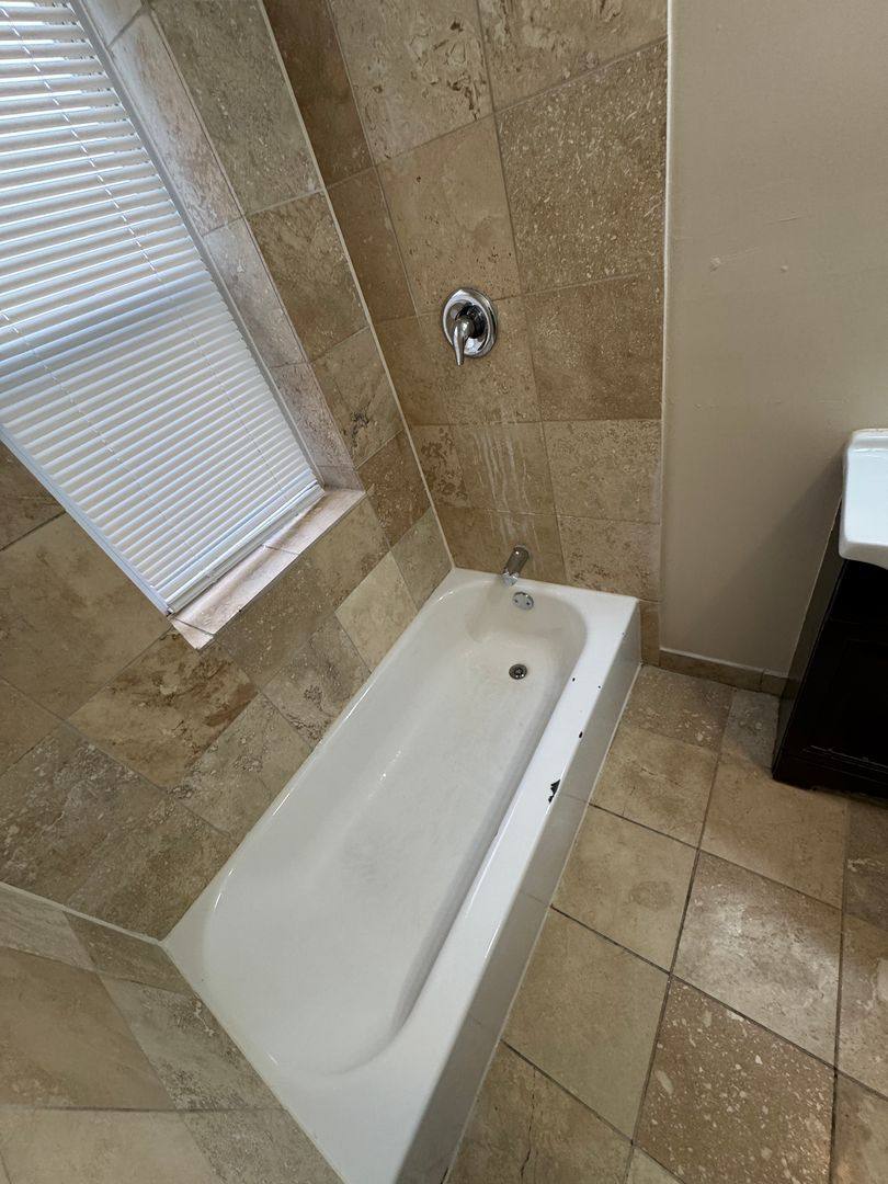 Apartment for rent at 4828-4830 W Adams St, Chicago, IL 60644