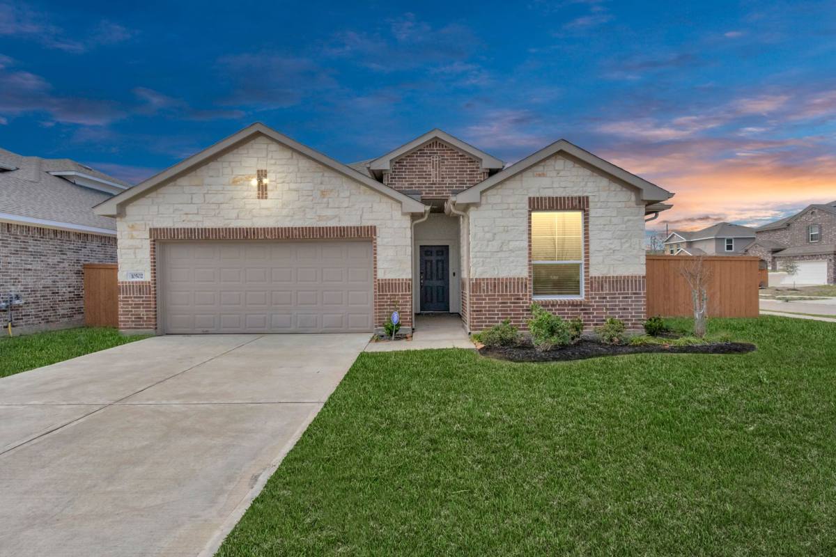 House for rent at 10502 Moon Valley Lane, Rosharon, TX 77583