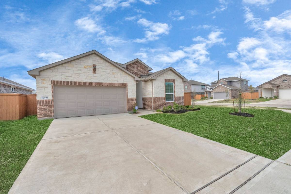 House for rent at 10502 Moon Valley Lane, Rosharon, TX 77583