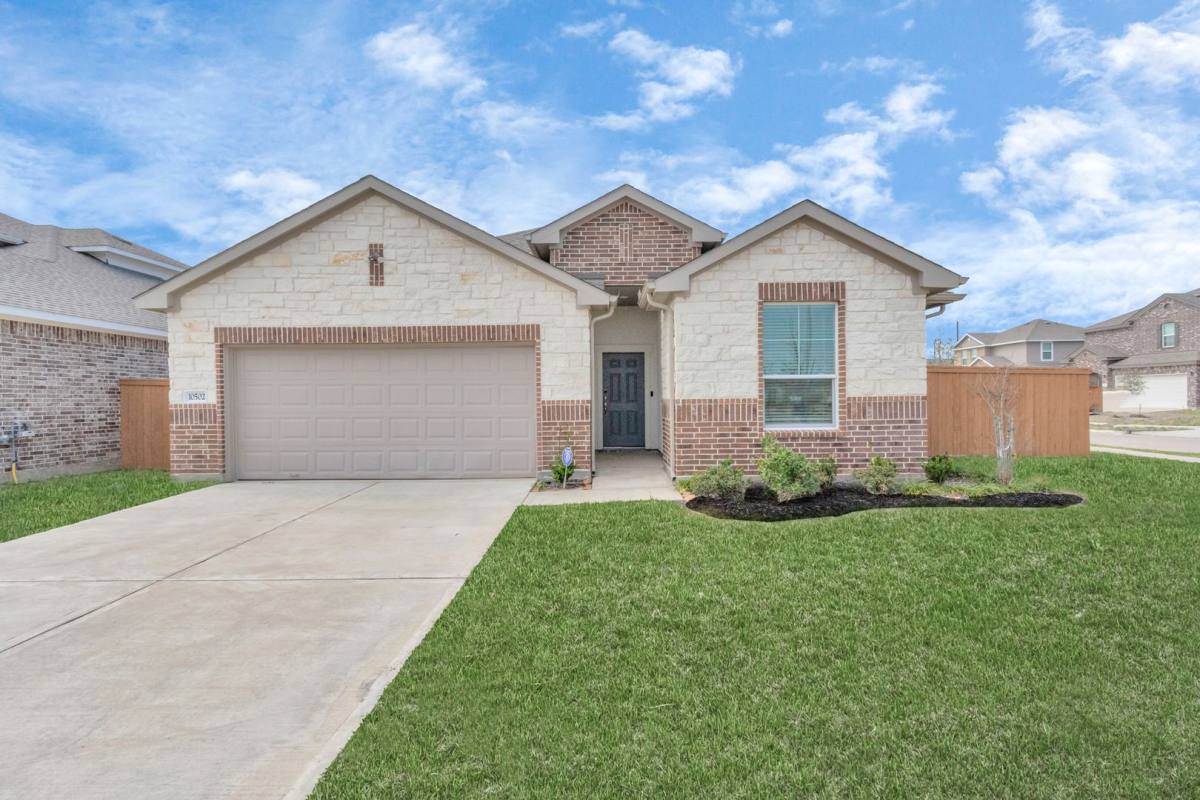 House for rent at 10502 Moon Valley Lane, Rosharon, TX 77583