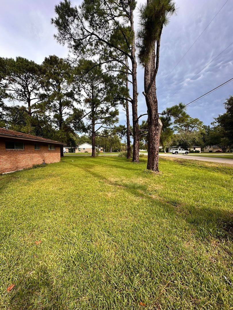 Apartment for rent at 8208 Ash Rd, Texas City, TX 77591