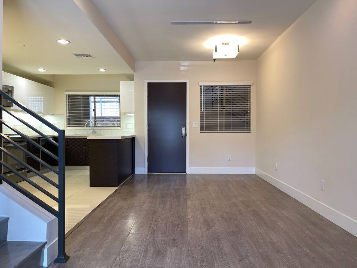Townhouse for rent at 11305 Moorpark St, North Hollywood, CA 91602