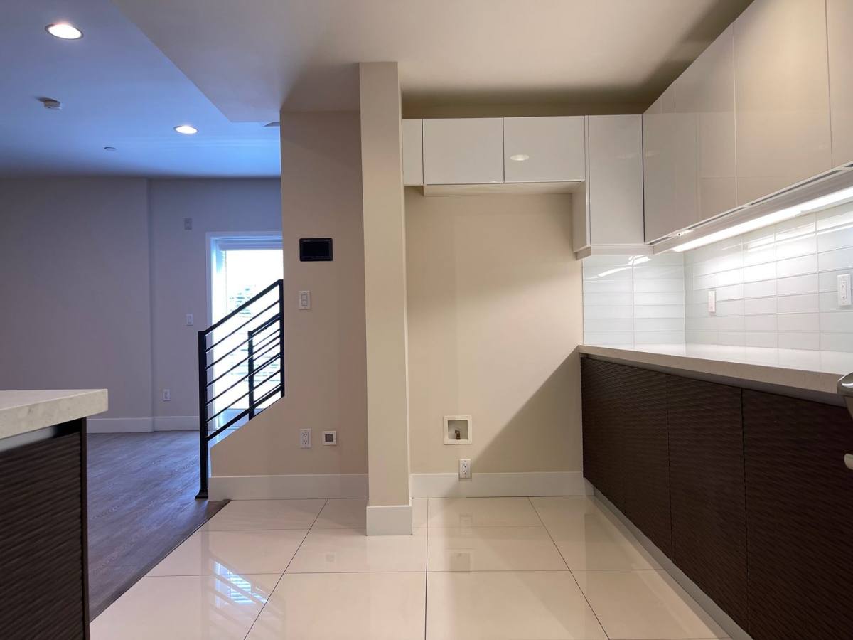 Townhouse for rent at 11305 Moorpark St, North Hollywood, CA 91602