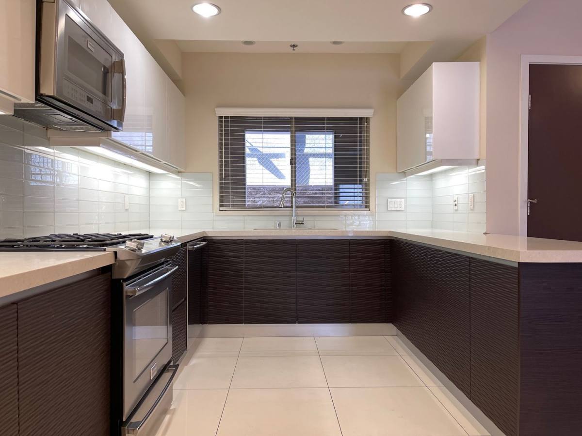 Townhouse for rent at 11305 Moorpark St, North Hollywood, CA 91602