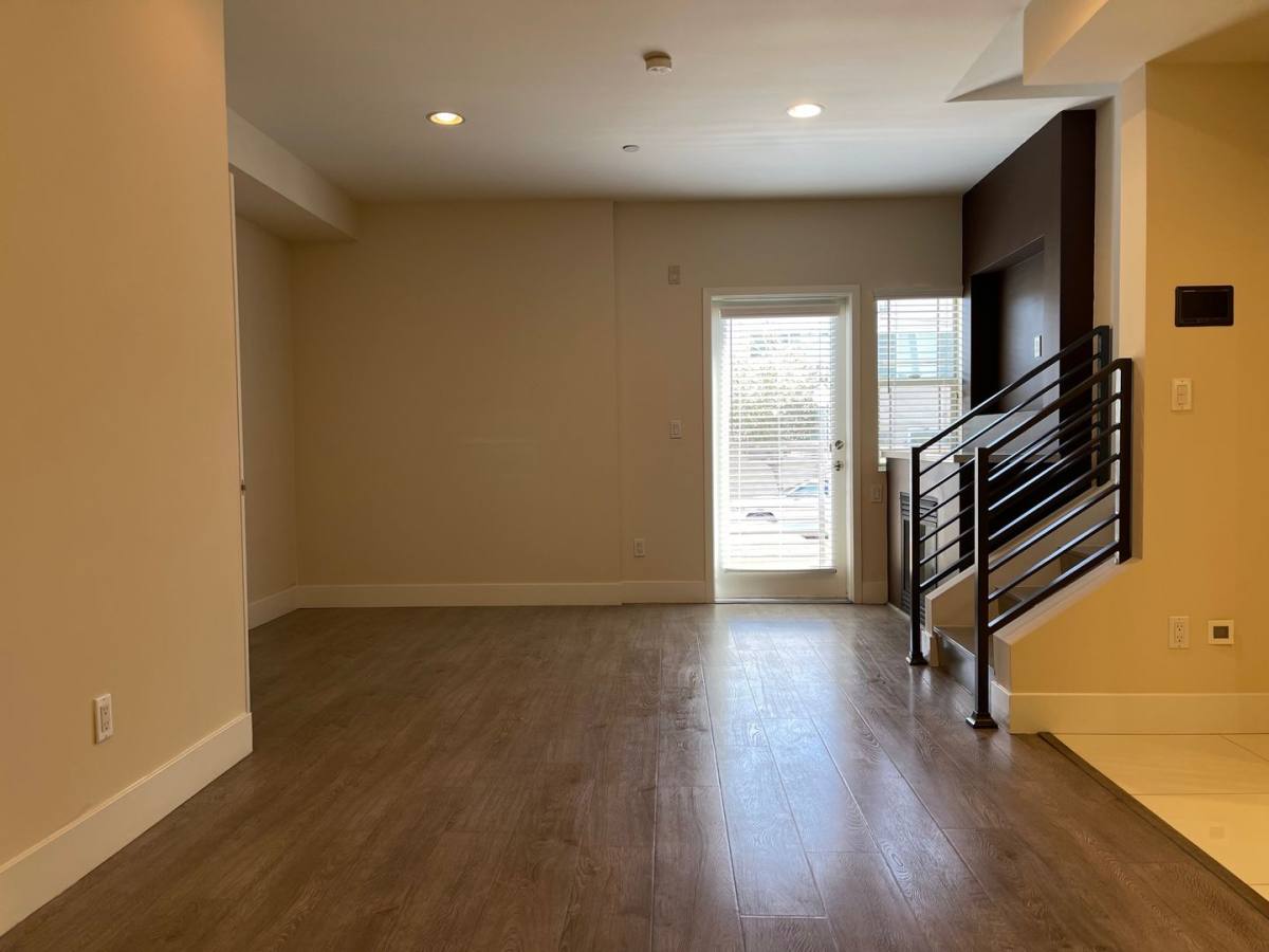 Townhouse for rent at 11305 Moorpark St, North Hollywood, CA 91602