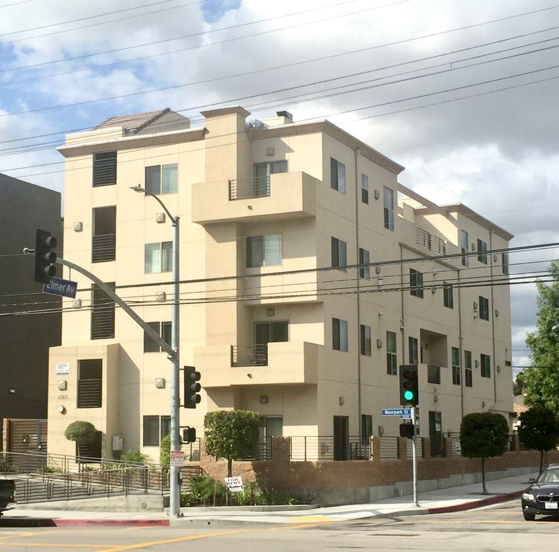 Townhouse for rent at 11305 Moorpark St, North Hollywood, CA 91602
