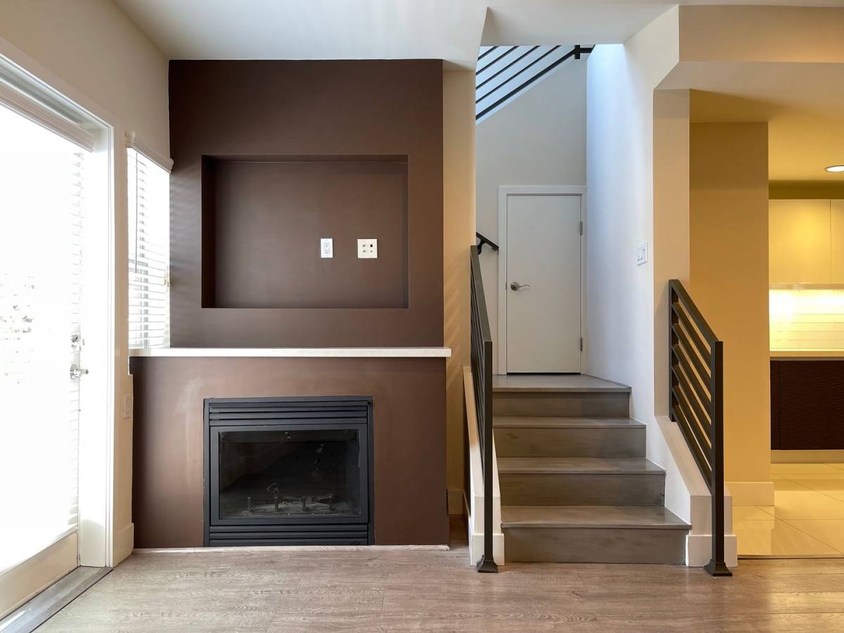 Townhouse for rent at 11305 Moorpark St, North Hollywood, CA 91602