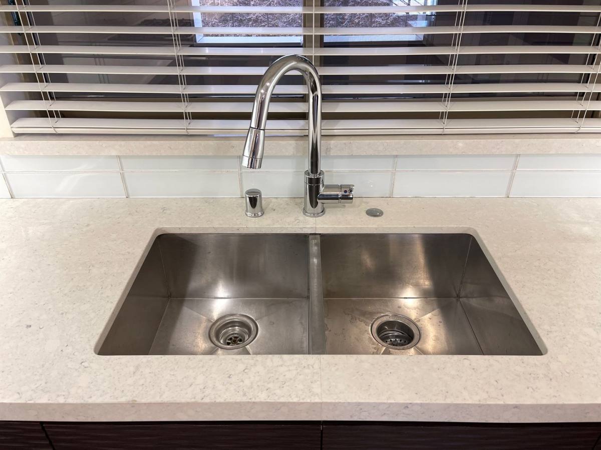 Townhouse for rent at 11305 Moorpark St, North Hollywood, CA 91602