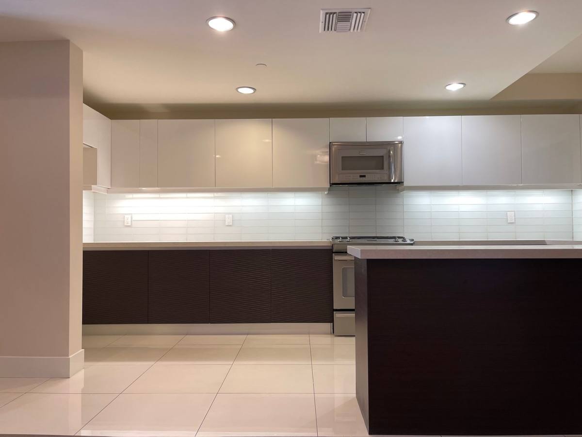Townhouse for rent at 11305 Moorpark St, North Hollywood, CA 91602