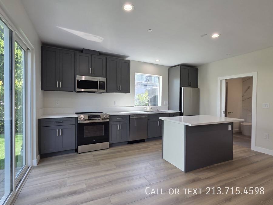 Townhouse for rent at 5700 Clemson St #2, Los Angeles, CA 90016