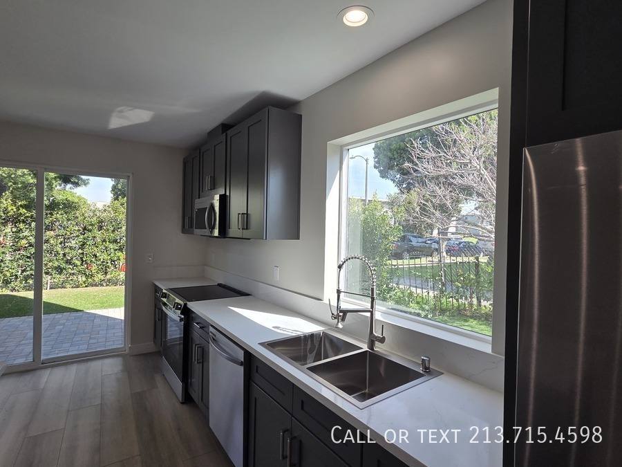 Townhouse for rent at 5700 Clemson St #2, Los Angeles, CA 90016